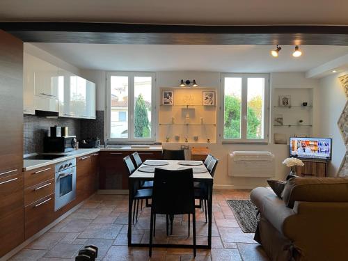 une cuisine avec une table et des chaises dans une pièce dans l'établissement CANNES SUQUET beautiful Duplex, à Cannes