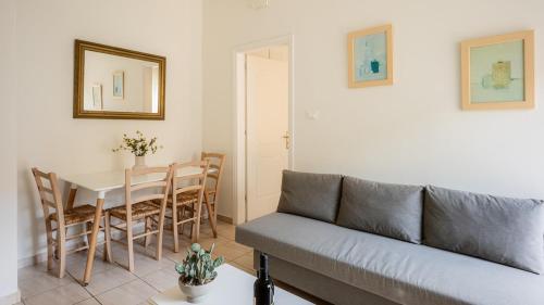 een woonkamer met een bank en een tafel bij Bella Apartment in Chania