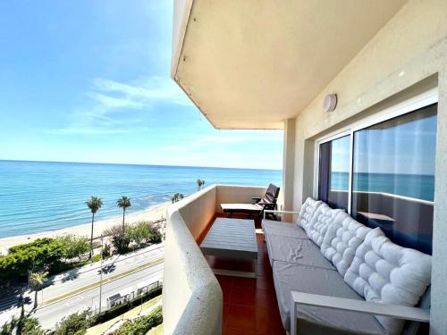 Large Deluxe Front Sea View Apartment Benalbeach