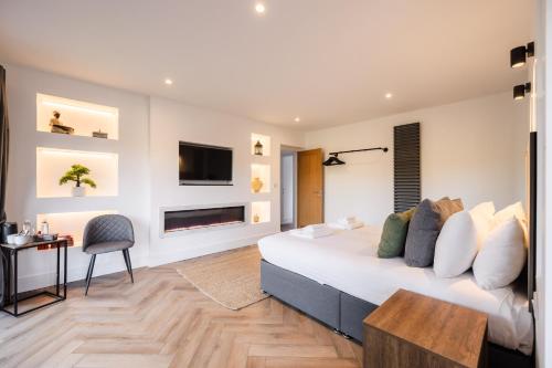a bedroom with a large bed and a tv on the wall at Troed-Y-Rhiw in Llangynwyd