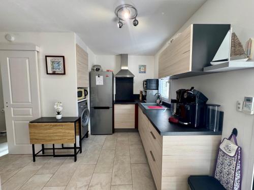 une cuisine avec un réfrigérateur et un plan de travail dans l'établissement Appartement - Cap d'Agde, au Cap d'Agde