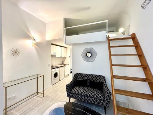 - un salon avec une chaise et une échelle dans l'établissement City Center Studio - 1 min Train Station & Main Street, à Nice
