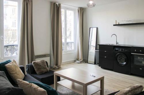un salon avec un canapé et une table dans l'établissement Superb apartment 1BR 4P - Etoiles Ternes, à Paris