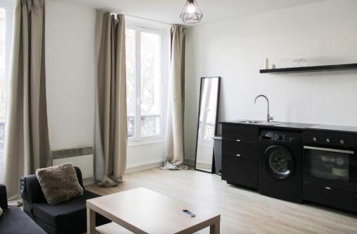 - un salon avec un lave-linge et un sèche-linge dans l'établissement Superb apartment 1BR 4P - Etoiles Ternes, à Paris