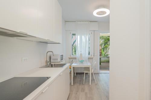 Η κουζίνα ή μικρή κουζίνα στο Hoomee Peschiera del Garda