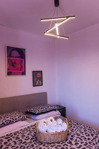 a room with two beds and a basket of plates at Casa Glow Isernia - privacy, wi-fi, colazione in Isernia