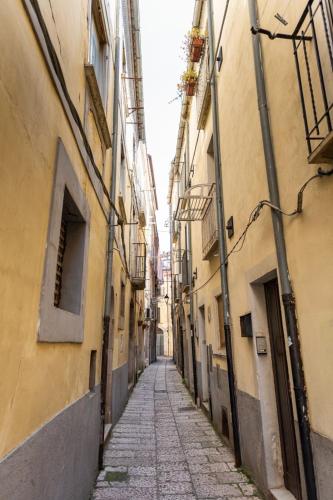 an alley in an alley between two buildings at Casa Glow Isernia - privacy, wi-fi, colazione in Isernia