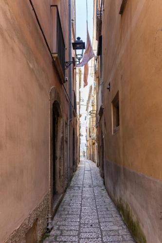 an empty alley with a street between two buildings at Casa Glow Isernia - privacy, wi-fi, colazione in Isernia