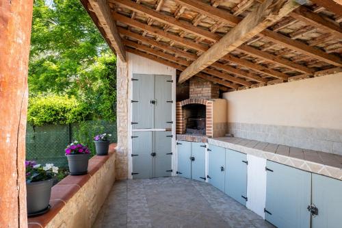 O bucătărie sau chicinetă la Au Paradis Des Anges maison de village climatisé avec jardin