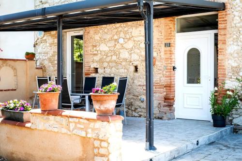 Un patio sau altă zonă în aer liber la Au Paradis Des Anges maison de village climatisé avec jardin