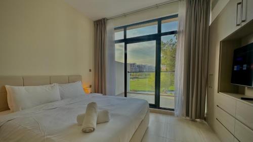 Postel nebo postele na pokoji v ubytování Serene Green Escape and Stunning Views in DAMAC Hills 1 by Bhavan Vacation Homes