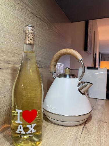 - une bouteille d'huile à côté d'une bouilloire dans l'établissement GRAND COSY 10-12 pers Ax Thermes Centre Terrasse Parking, à Ax-les-Thermes