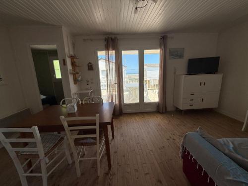 Photo de la galerie de l'établissement Chalet pour 7 personnes à 100m de la plage avec terrasse et parking à Gruissan - FR-1-784-5, à Gruissan