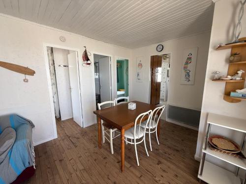 Photo de la galerie de l'établissement Chalet pour 7 personnes à 100m de la plage avec terrasse et parking à Gruissan - FR-1-784-5, à Gruissan