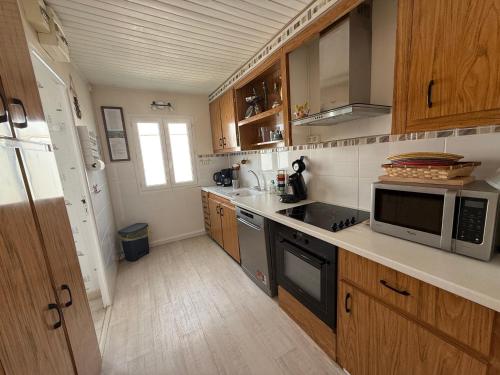 Photo de la galerie de l'établissement Chalet pour 7 personnes à 100m de la plage avec terrasse et parking à Gruissan - FR-1-784-5, à Gruissan