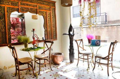 a dining room with two tables and chairs and a mirror at Residencial Terra de Mar Calpe, Grupo Terra de Mar, alojamientos con encanto in Calpe