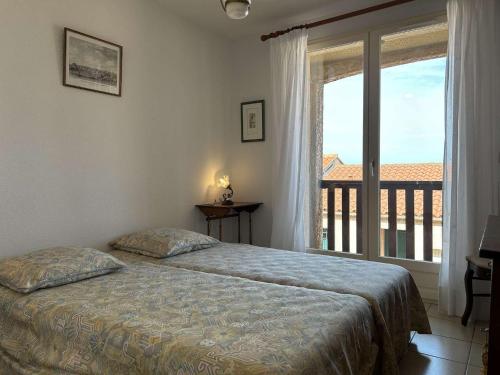 une chambre avec un lit et une grande fenêtre dans l'établissement Maison 4 couchages - BANYULS SUR MER BN040-008, à Banyuls-sur-Mer
