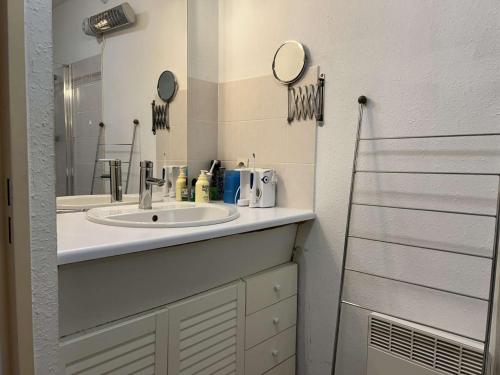 une salle de bain avec un lavabo et un miroir dans l'établissement Maison 4 couchages - BANYULS SUR MER BN040-008, à Banyuls-sur-Mer