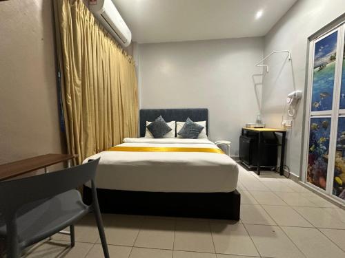 a bedroom with a bed and a desk in it at SS Grey Hotel Bukit Bintang in Kuala Lumpur
