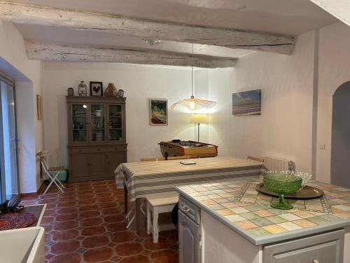 - un salon avec une table et un comptoir dans l'établissement Grande maison à Gruissan - 13 couchages, salle de jeux, Wi-Fi, à côté du marché et restaurants - FR-1-784-12, à Gruissan