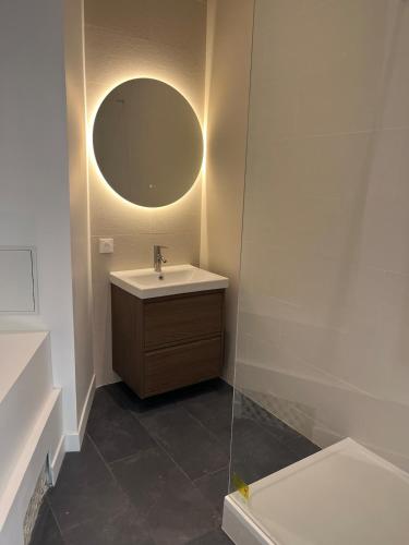 une salle de bain avec un lavabo et un miroir et des toilettes dans l'établissement Beautiful cozy apartment, à Paris