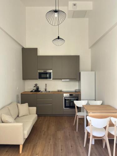 un salon avec un canapé et une table dans l'établissement Beautiful cozy apartment, à Paris