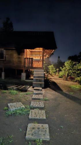 un edificio con gradini di fronte a un edificio di Sunset Bungalow Tetebatu a Tetebatu