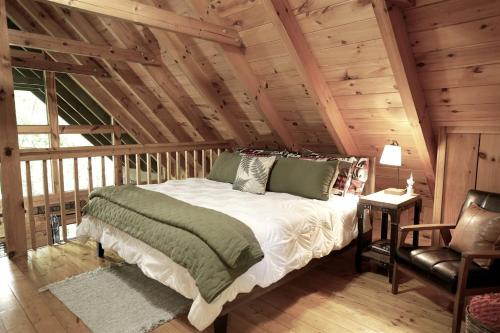 Postel nebo postele na pokoji v ubytování Charming Wooden Cabin with Hot-tub in Sevierville, Tennessee