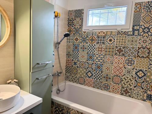 une salle de bain avec douche et lavabo dans l'établissement Lotus - Terrasse - Piscine - Parking, à Dax