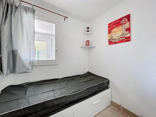 Cette chambre comprend un lit et une fenêtre. dans l'établissement 3683-Appartement en front de mer, à Saint Cyprien Plage