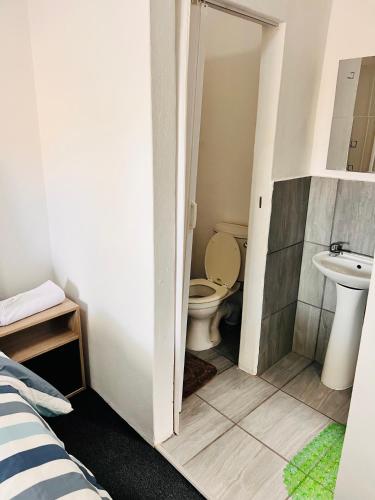 Ένα μπάνιο στο Linies guest house