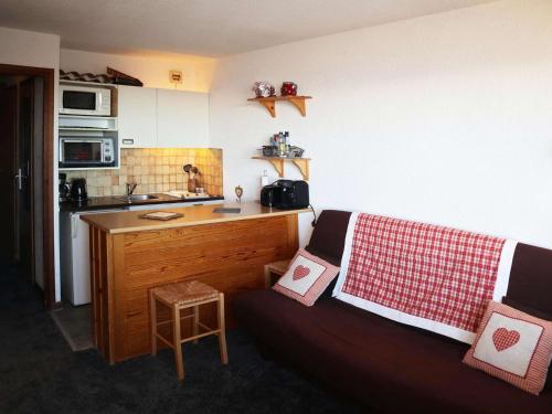 un salon avec un canapé et une cuisine dans l'établissement Studio pour 4 pers. aux Orres 1650, accès direct pistes - FR-1-322-551, aux Orres