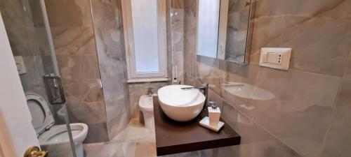 ein Badezimmer mit Waschbecken, Toilette und Spiegel in der Unterkunft Machiavelli Forty Seven in Rom