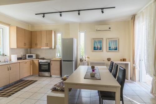 Η κουζίνα ή μικρή κουζίνα στο Serene Moments by the Lake with Private Pool