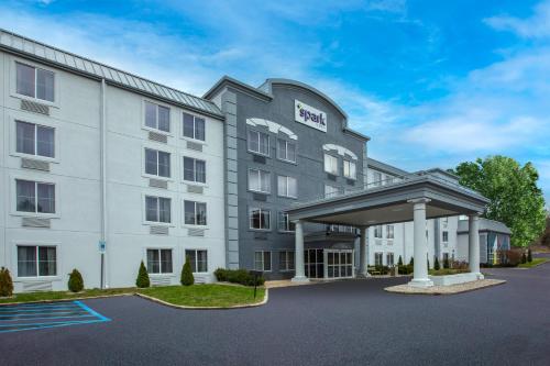an image of a hotel with a parking lot at Spark by Hilton Walker Grand Rapids North in Grand Rapids