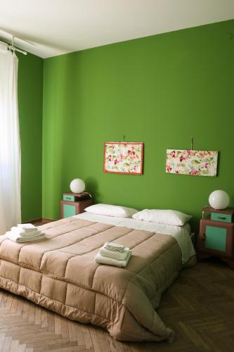 1 dormitorio con una pared verde y 1 cama grande en Casa Lovatelli, en Rávena
