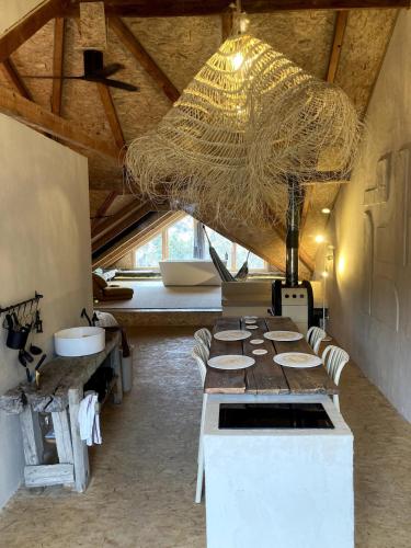 une cuisine avec une table, des chaises et un filet dans l'établissement Beautiful Loft in old Barn, à Entraunes