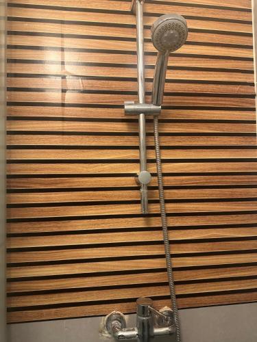 - un pommeau de douche dans la salle de bains située à côté d'une fenêtre dans l'établissement Superbe Studio Miromesnil Elysée, à Paris