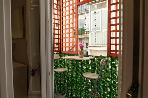 巴里Dimora serafino的阳台设有椅子和窗户,享有风景。