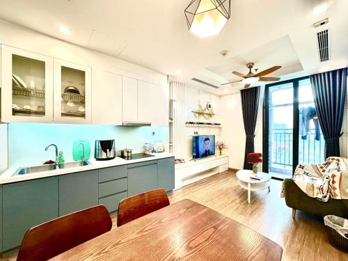 une cuisine et un salon avec une table et un canapé dans l'établissement Great Amenities, Convenient Location Luxury 2 Bedroom Apt, à Hanoï