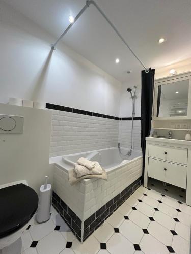 une salle de bain avec une baignoire et un lavabo dans l'établissement Outstanding and sunbathed 3 br, à Paris