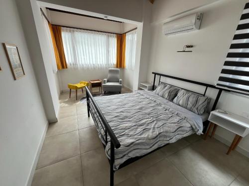 una camera da letto con un letto, una scrivania e una sedia di Derya Beach Ağullu Villa 2 a Kaş