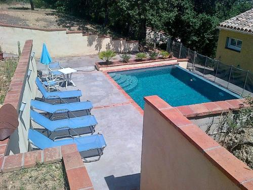 une piscine vide avec des chaises et une table dans l'établissement villamahon, à Laroque-des-Albères