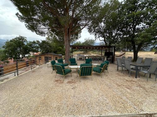 un patio avec des chaises, une table et un arbre dans l'établissement villamahon, à Laroque-des-Albères