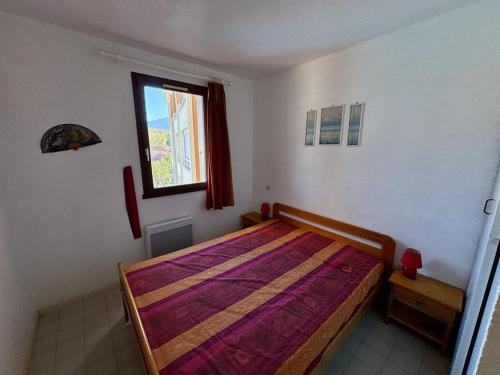 une chambre avec un lit et une fenêtre dans l'établissement Appartement T2 avec Parking - 900m Plage et Commerces - FR-1-388-95, à Argelès-sur-Mer