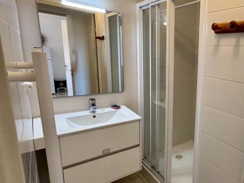 une salle de bain avec un lavabo et une douche dans l'établissement Appartement T2 avec Parking - 900m Plage et Commerces - FR-1-388-95, à Argelès-sur-Mer