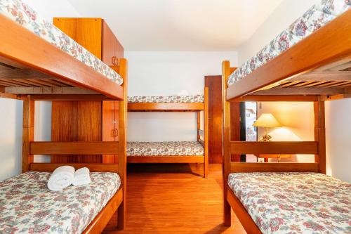1 Schlafzimmer mit 4 Etagenbetten in einem Zimmer in der Unterkunft Lindo Apto no Centro de Serra Negra in Serra Negra