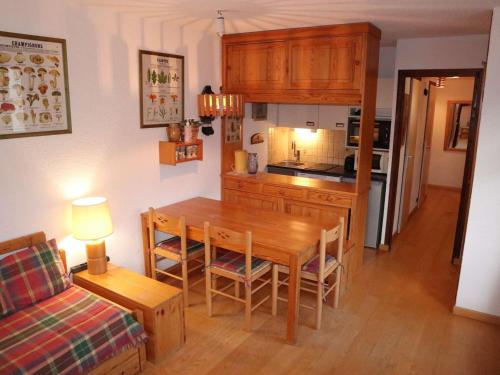 - une cuisine et une salle à manger avec une table et un canapé dans l'établissement Appartement 2P6 au cœur de Les Orres, proche commerces, vue vallée - FR-1-322-324, aux Orres