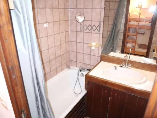 une salle de bain avec une baignoire, un lavabo et une douche dans l'établissement Appartement 2P6 au cœur de Les Orres, proche commerces, vue vallée - FR-1-322-324, aux Orres