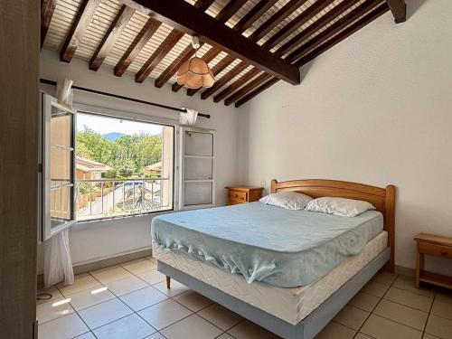 une chambre avec un lit et une grande fenêtre dans l'établissement Maison de Vacances 5 Couchages, 900m de la Plage, Piscine et Parking Privé - Argelès-sur-Mer - FR-1-225-541, à Argelès-sur-Mer
